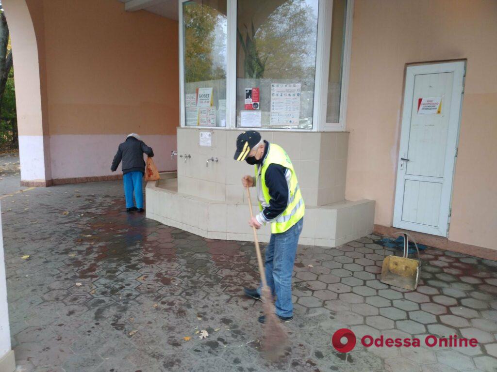 Одесские коммунальщики помыли памятники и убрали возле бюветов