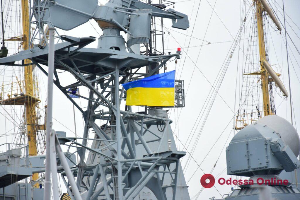 В День единения на кораблях ВМС в одесском порту торжественно подняли флаг Украины