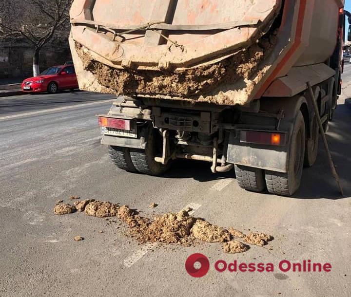 На Мясоедовской из грузовика высыпалась глина — водителя привлекли к ответственности
