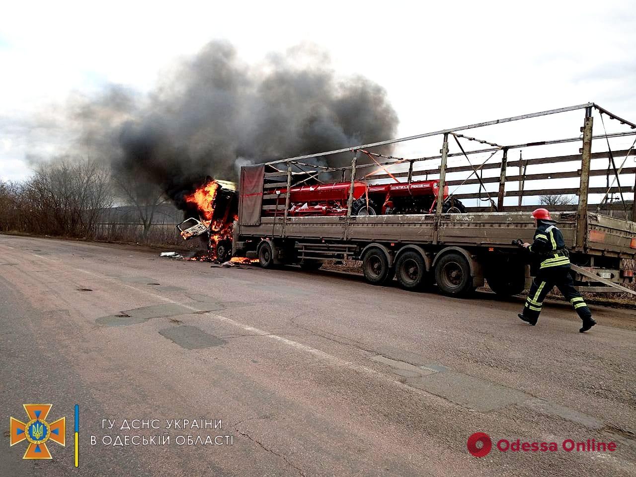 В Одесской области сгорел грузовик (фото)