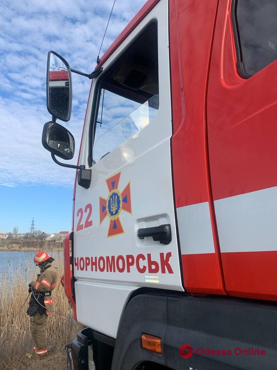 Возле Ильичевского судоремонтного завода машина вылетела в водоем