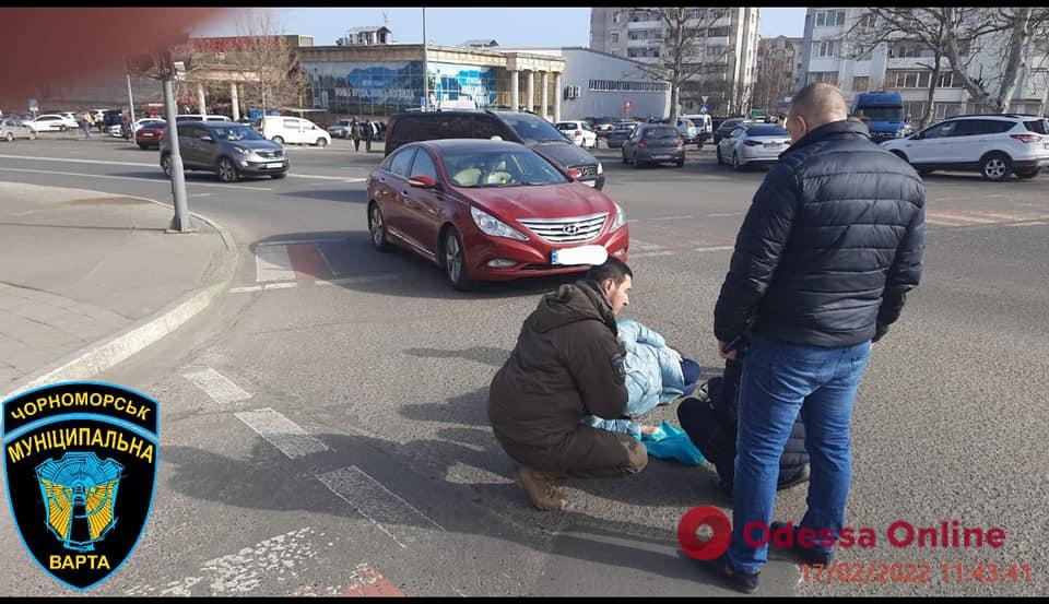 В Черноморске автомобиль сбил женщину