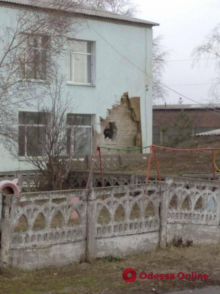 Боевики обстреляли Станицу Луганскую: снаряд попал в детсад