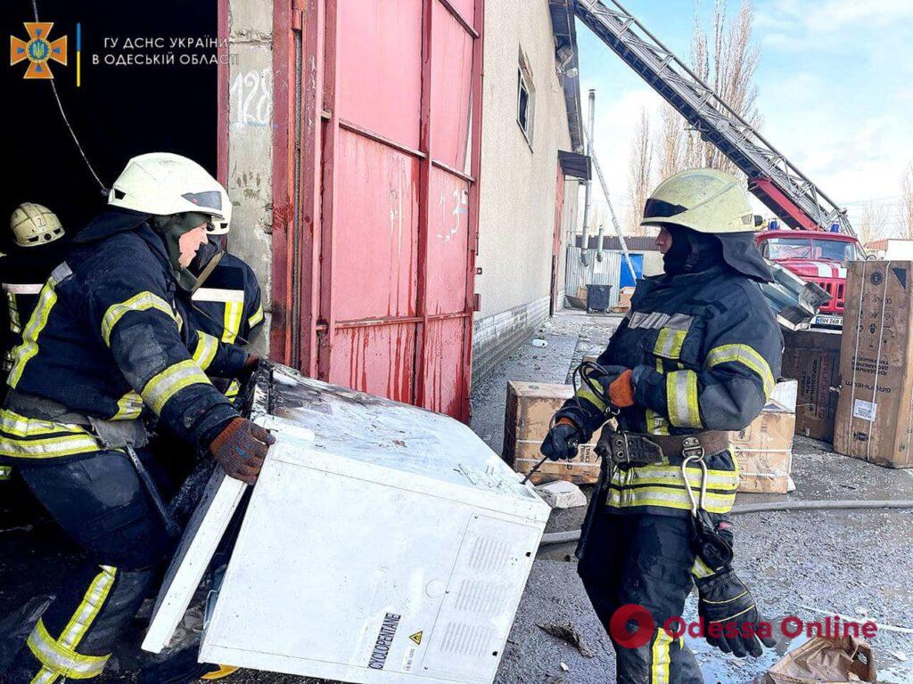 В результате одного из взрывов в Одессе начался пожар в складском помещении — горело 1500 квадратных метров