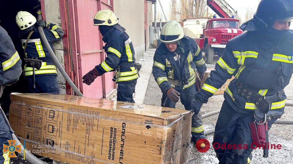 В результате одного из взрывов в Одессе начался пожар в складском помещении — горело 1500 квадратных метров