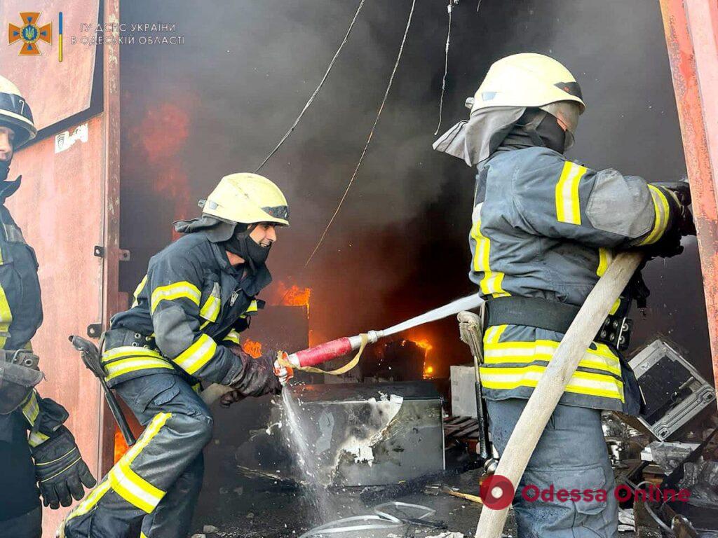 В результате одного из взрывов в Одессе начался пожар в складском помещении — горело 1500 квадратных метров
