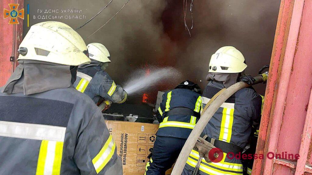 В результате одного из взрывов в Одессе начался пожар в складском помещении — горело 1500 квадратных метров