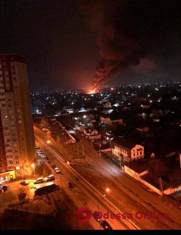 В Киеве прозвучали взрывы — это были удары украинской ПВО (видео, обновлено)