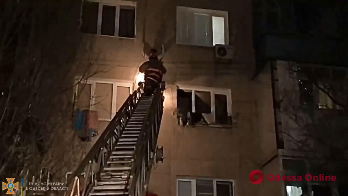 В Черноморске женщина вылезла на кондиционер на уровне 3 этажа и угрожала спрыгнуть (видео)
