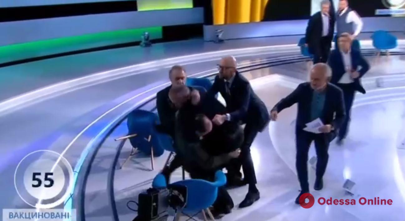 Драка в прямом эфире: журналист Бутусов ударил Шуфрича по лицу (видео)