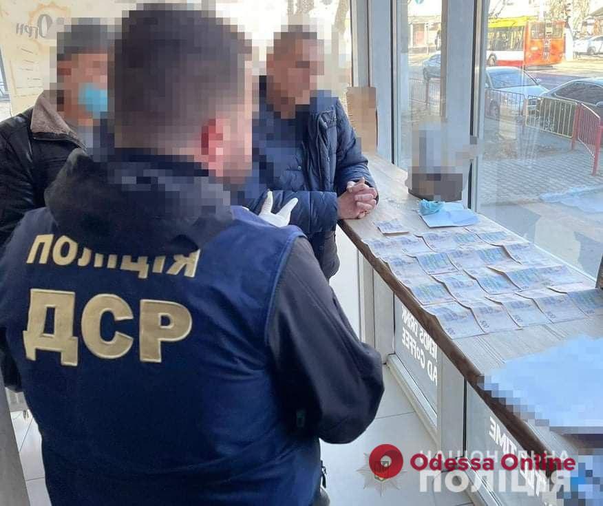 В Одессе задержали двух налоговиков при получении взятки