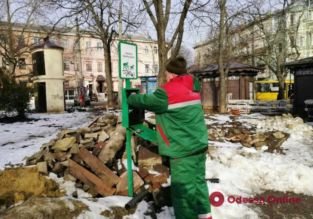 Одесские озеленители убирают снег и подметают парковые дорожки (фото)