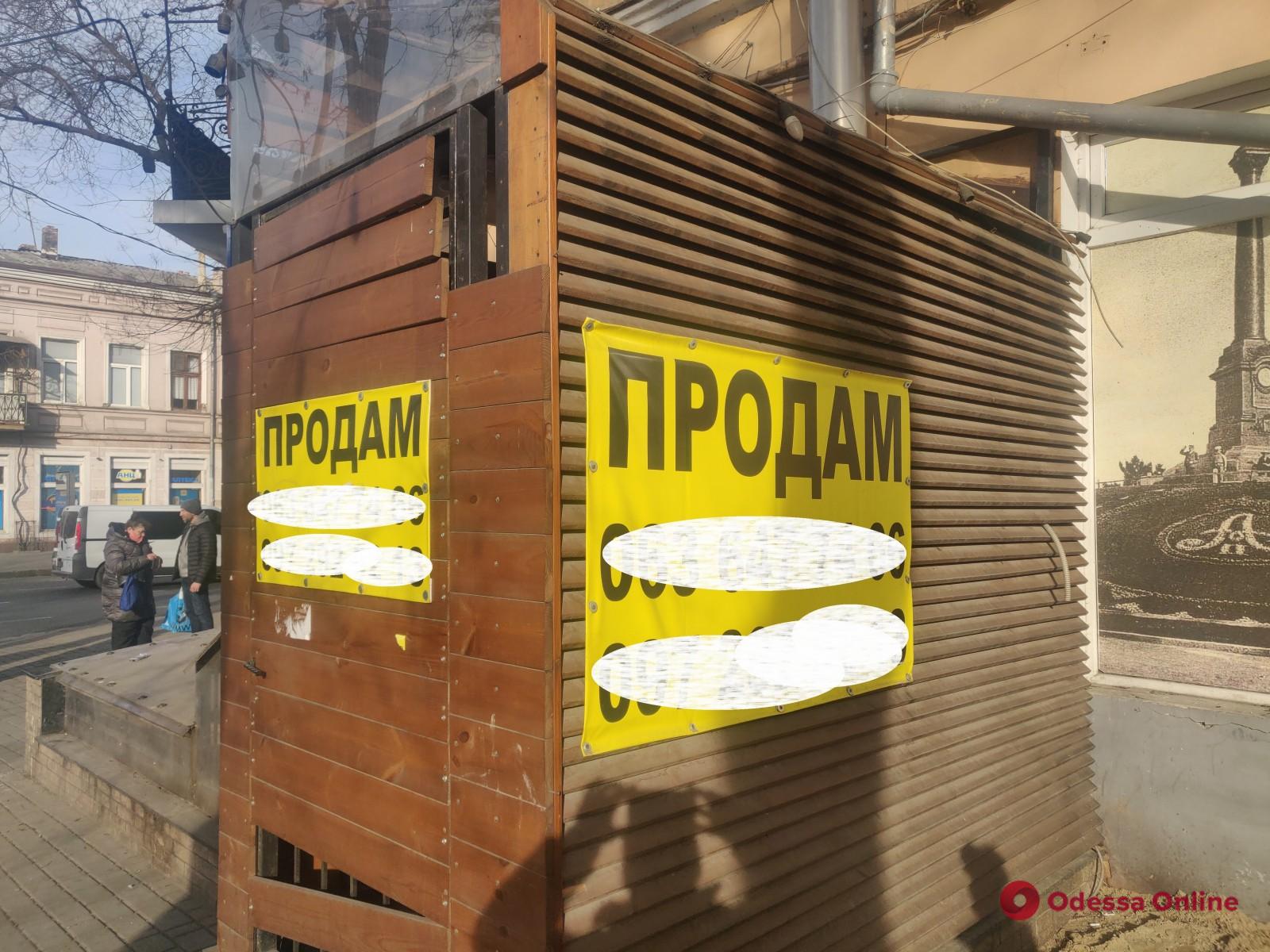 В Одессе демонтировали 25 незаконных рекламных конструкций