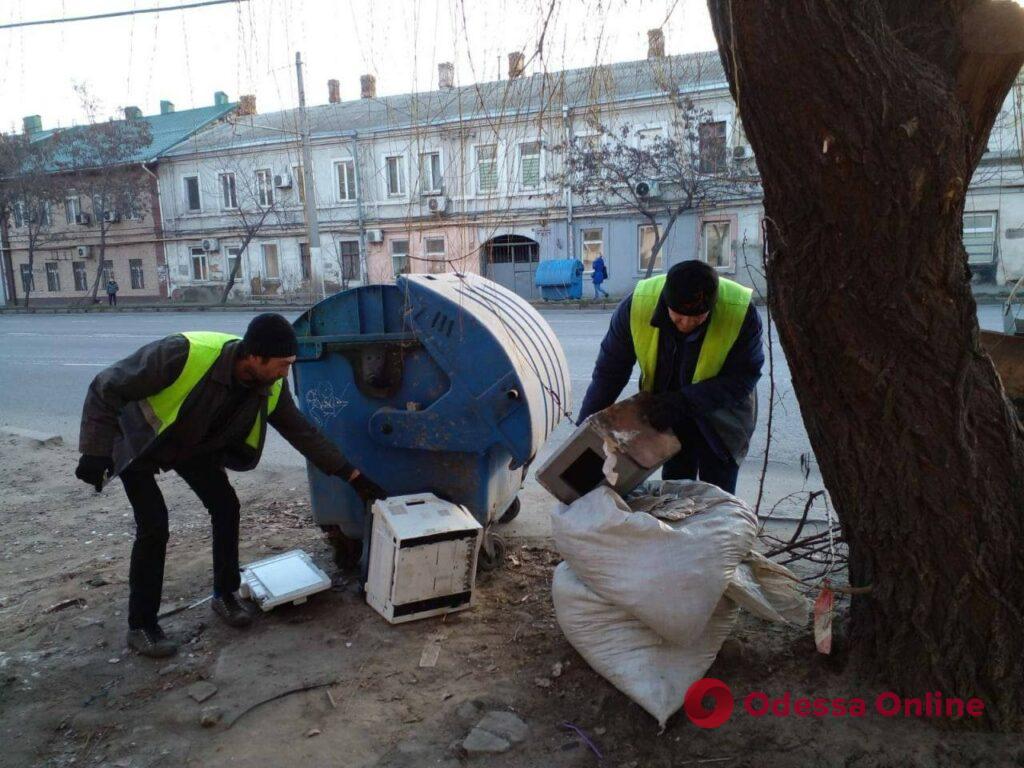 Коммунальные службы Одессы продолжают следить за чистотой в городе