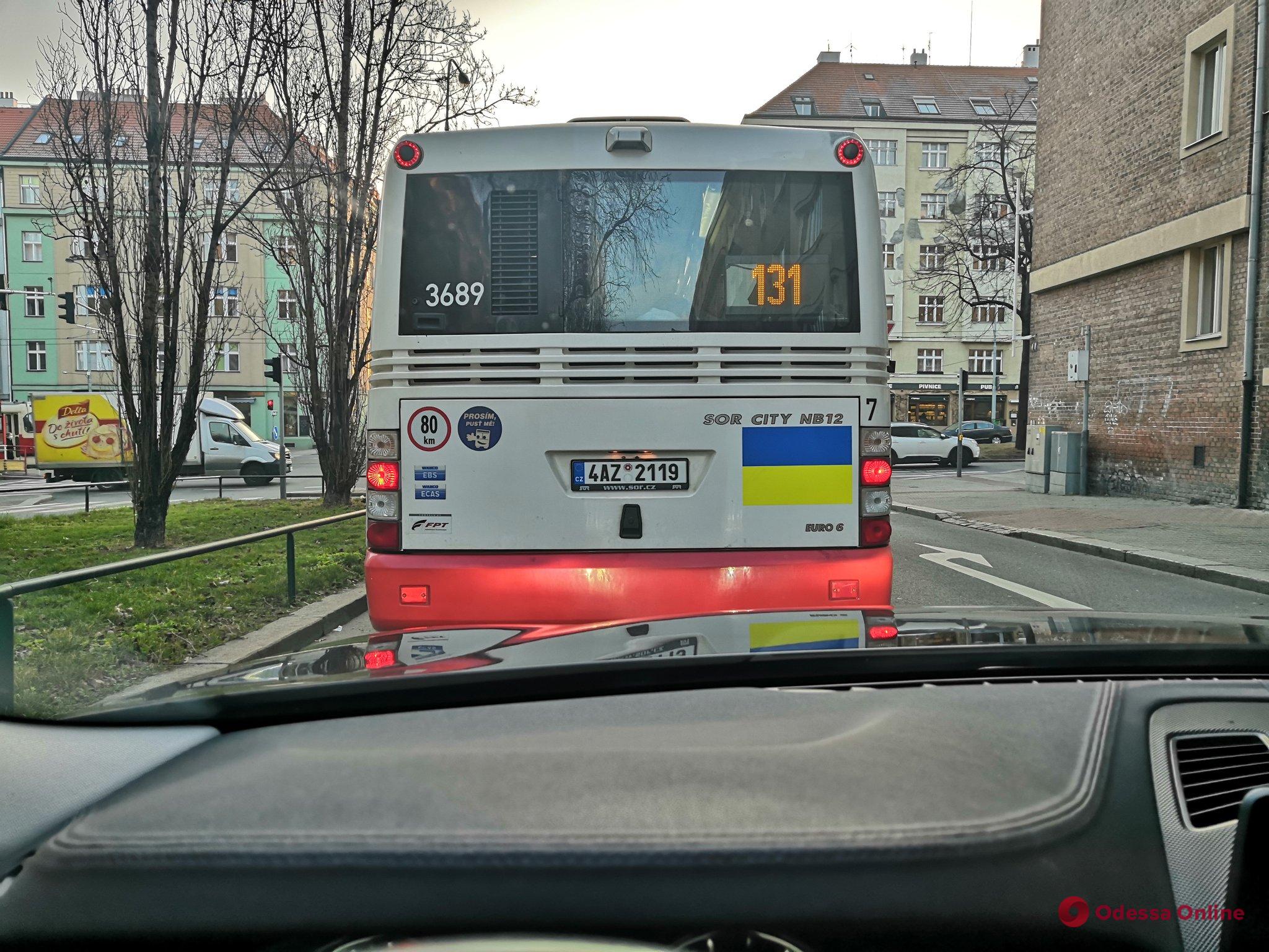 Весь общественный транспорт Праги украсили флагами Украины