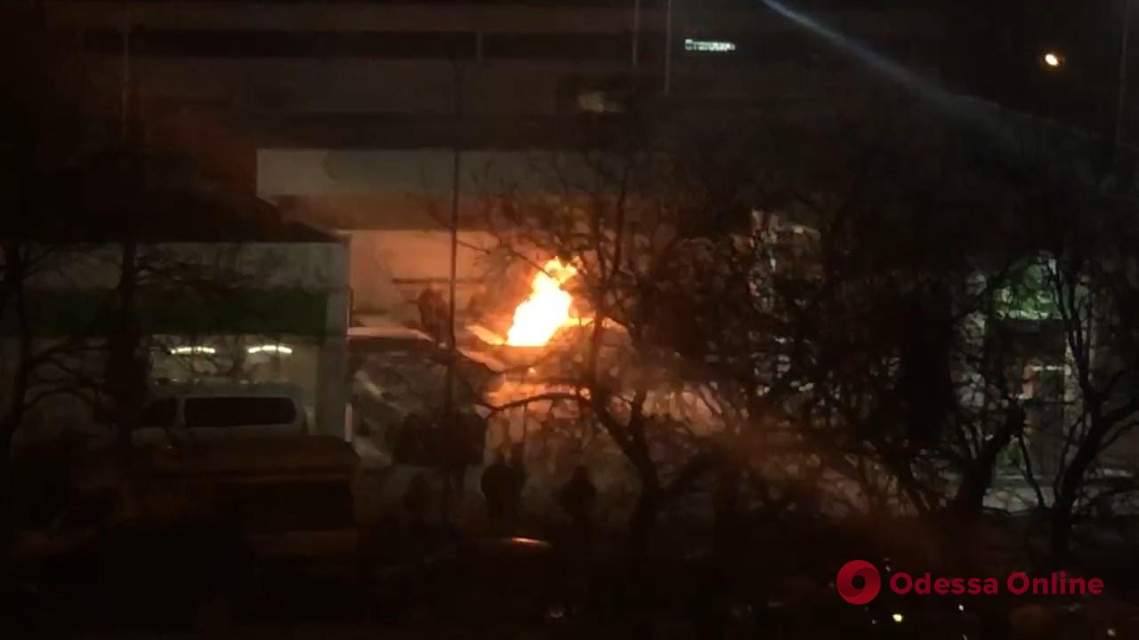 В Одессе на Люстдорфской дороге загорелся автомобиль на заправке (видео)