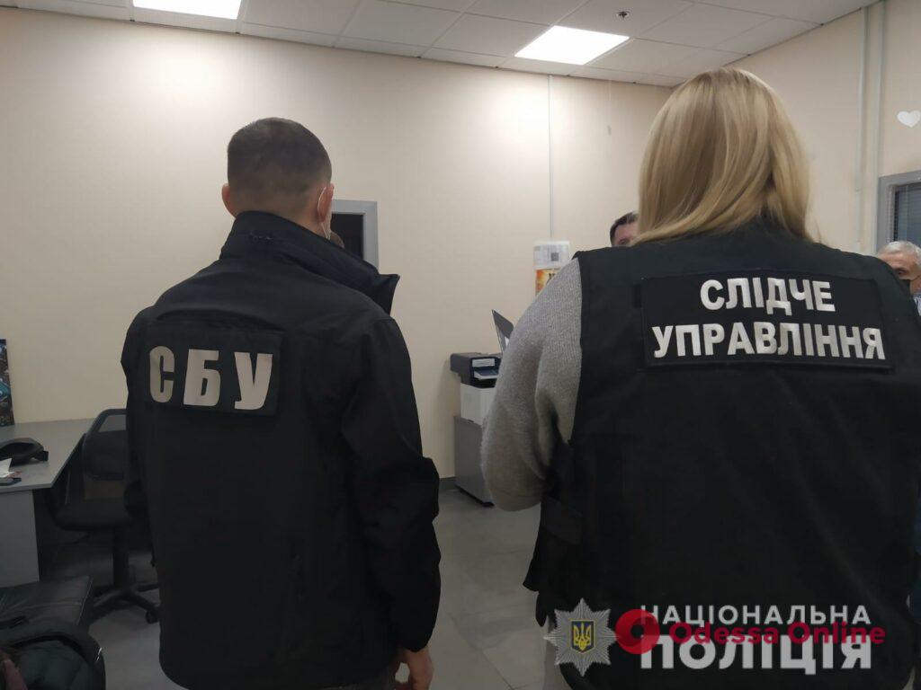 В одесском аэропорту задержали таможенника-взяточника