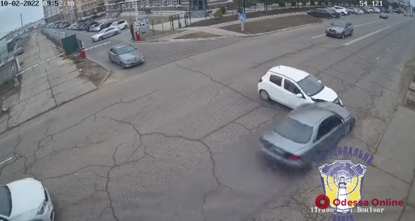 В Черноморске столкнулись два автомобиля: от удара одну из машин развернуло (обновлено, видео)