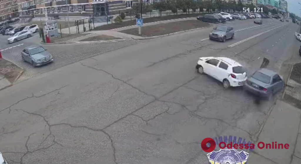 В Черноморске столкнулись два автомобиля: от удара одну из машин развернуло (обновлено, видео)