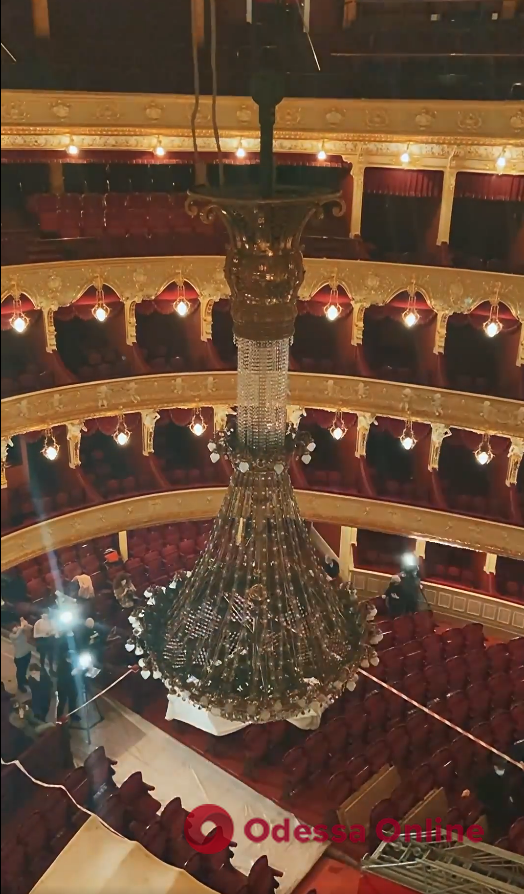 В одесском оперном театре сняли люстру для плановых профилактических работ