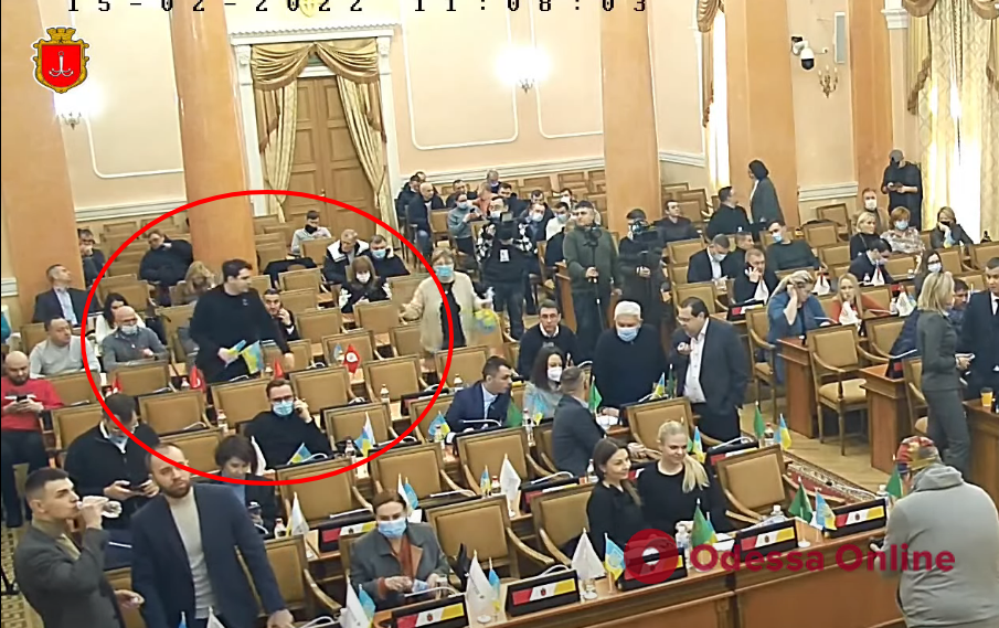 Надругательство над флагом Украины: начато уголовное производство в отношении главы фракции «Партия Шария» в Одессе