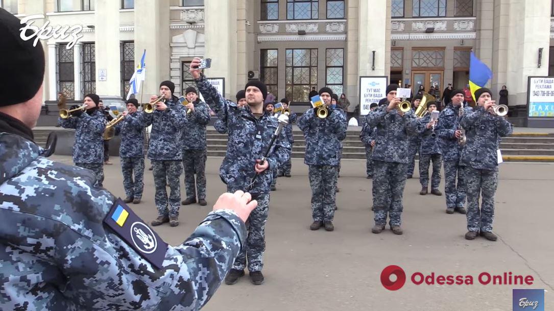 Оркестр Военно-морских сил Украины выступил в Одессе возле железнодорожного вокзала 