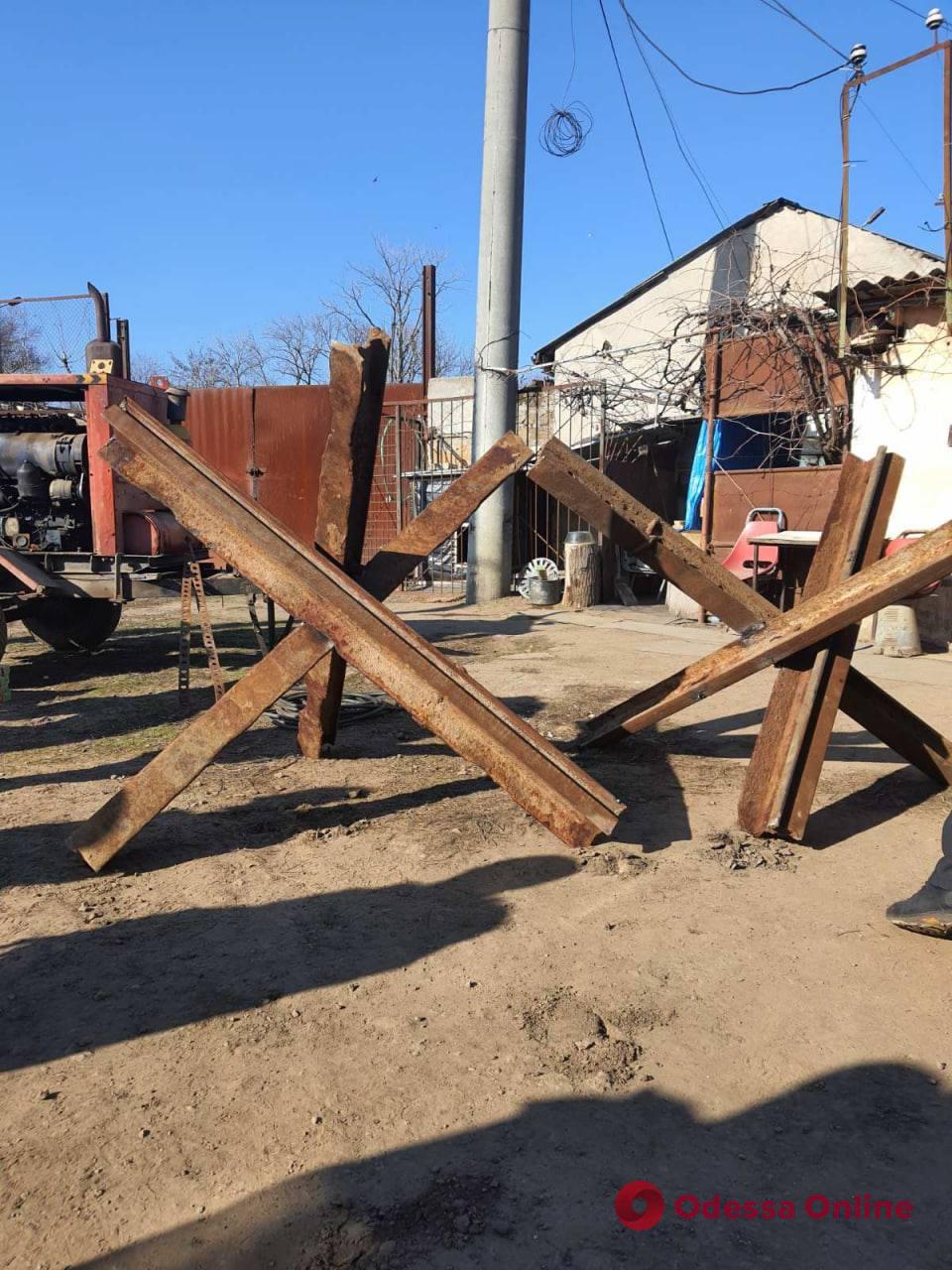 Одесские коммунальщики начали изготавливать противотанковые ежи