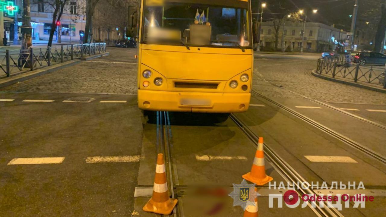 На Тираспольской площади маршрутка сбила пожилую одесситку: первую помощь оказал полицейский