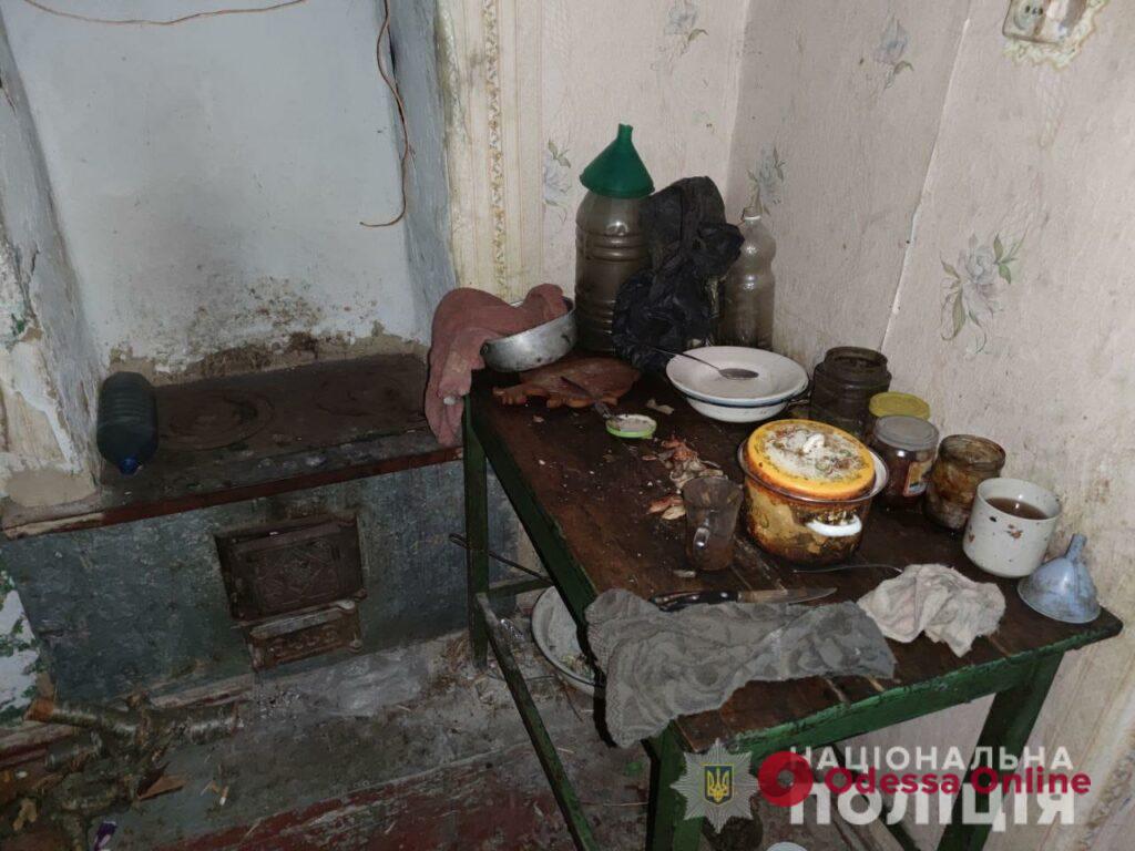 В Одесской области у горе-матери забрали 8-летнюю дочь — ребенок ходил в грязных вещах и заразился педикулезом