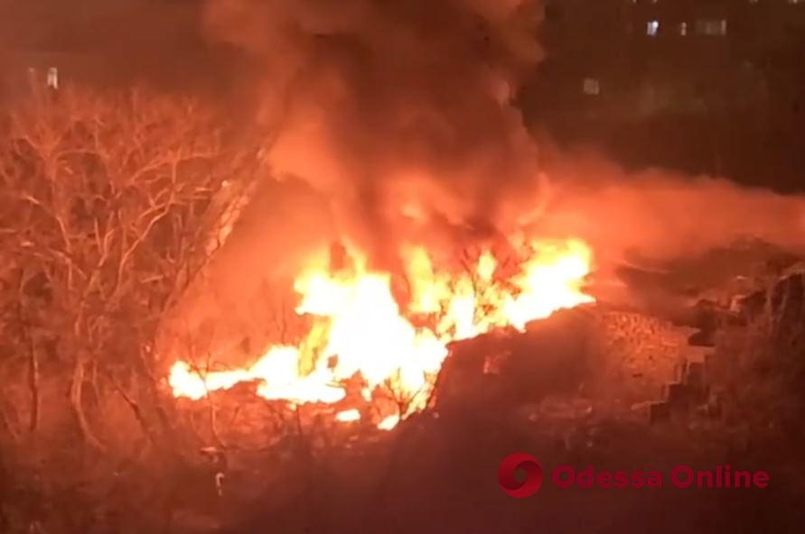 На Балковской горит заброшенное здание (видео)