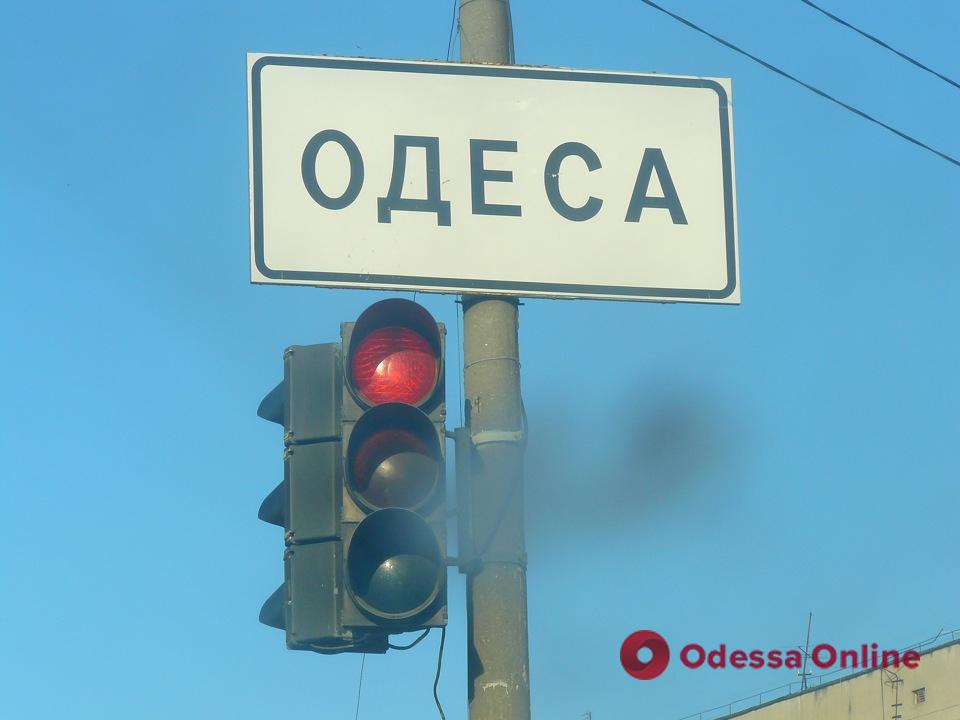 Одесские коммунальщики демонтируют информационные знаки на дорогах