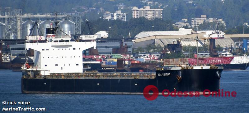 В порту Черноморска разгружают судно с углем для украинских ТЭЦ