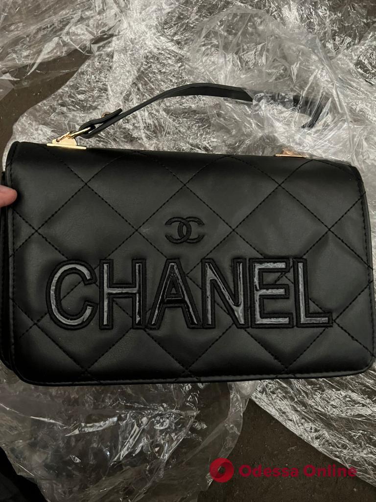 Турецкие Prada, Chanel и Louis Vuitton для одесских бутиков: в аэропорту задержали партию контрафактных сумок