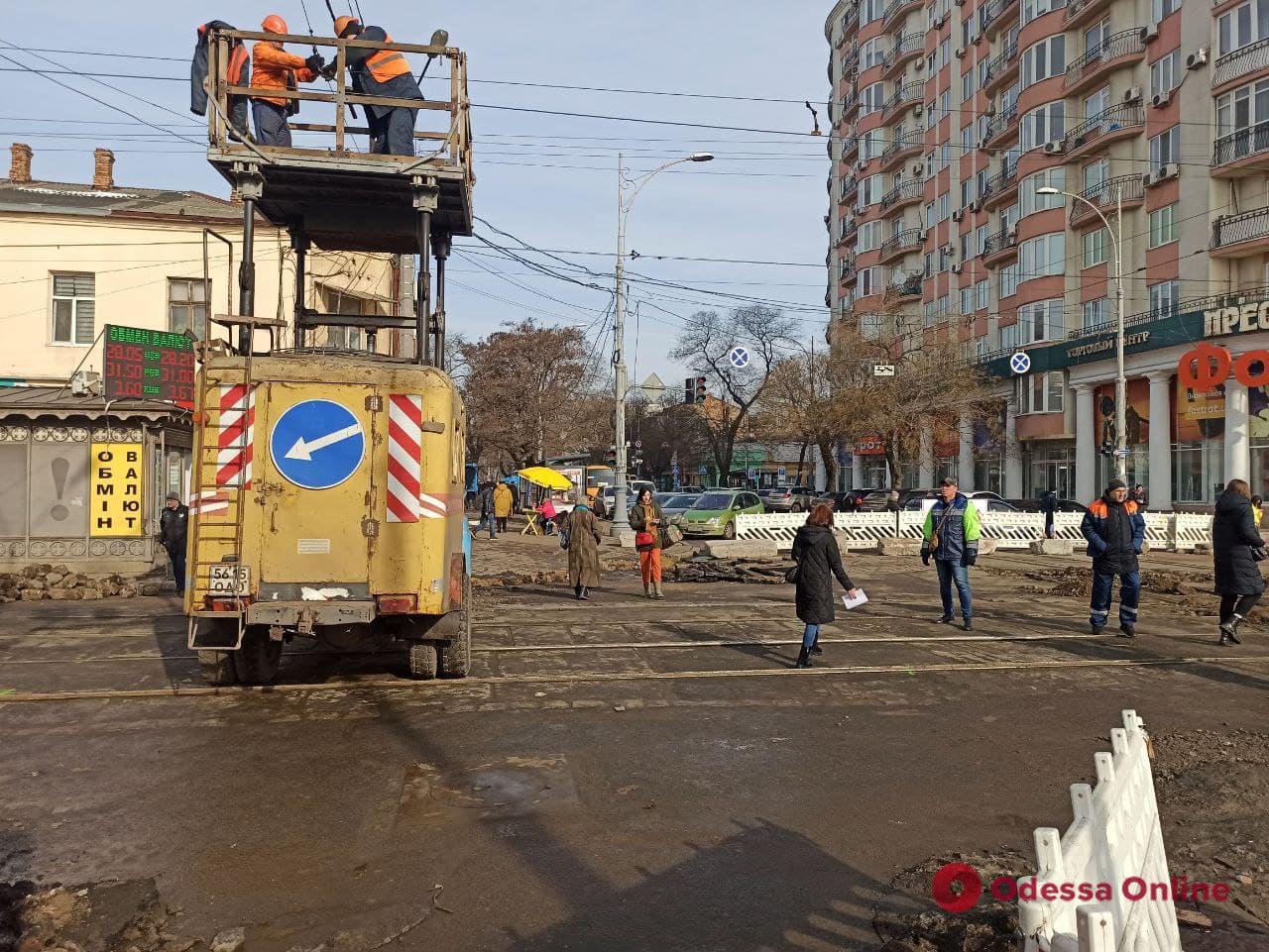 У «Привоза» из-за ремонта перекрыли перекресток улиц Пантелеймоновской и Преображенской (фото)