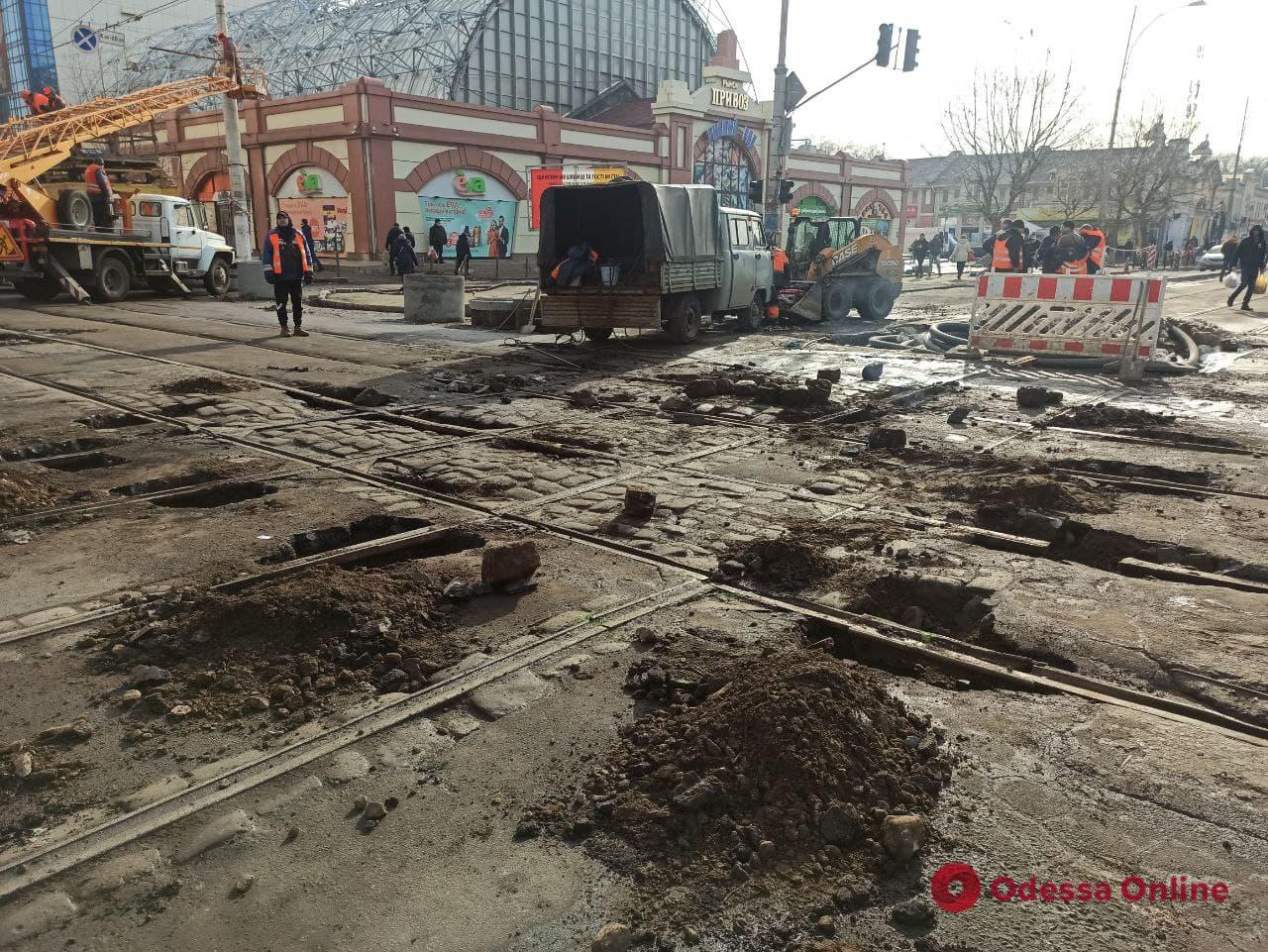 У «Привоза» из-за ремонта перекрыли перекресток улиц Пантелеймоновской и Преображенской (фото)