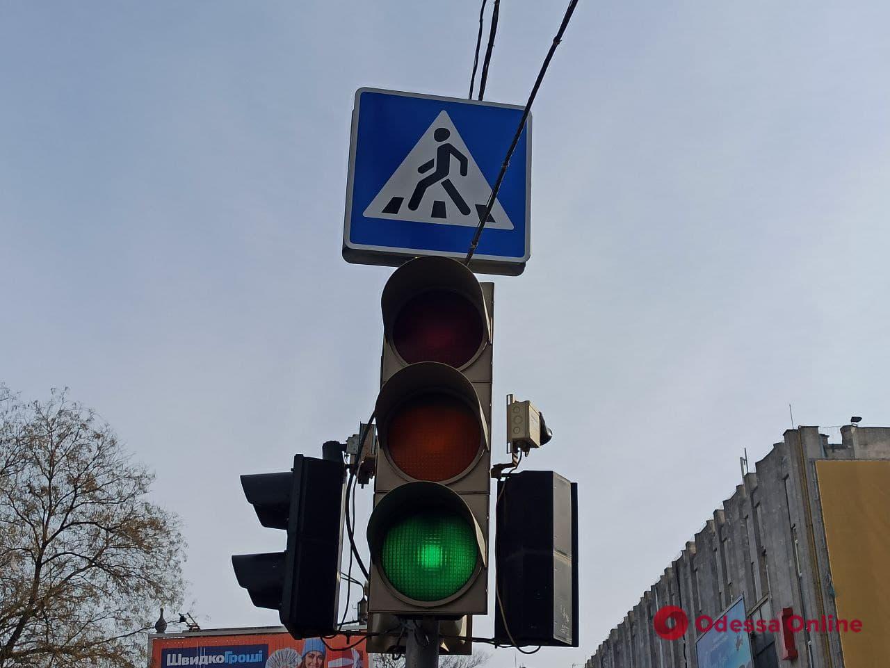 В центре Одессы на оживленном перекрестке не работает светофор