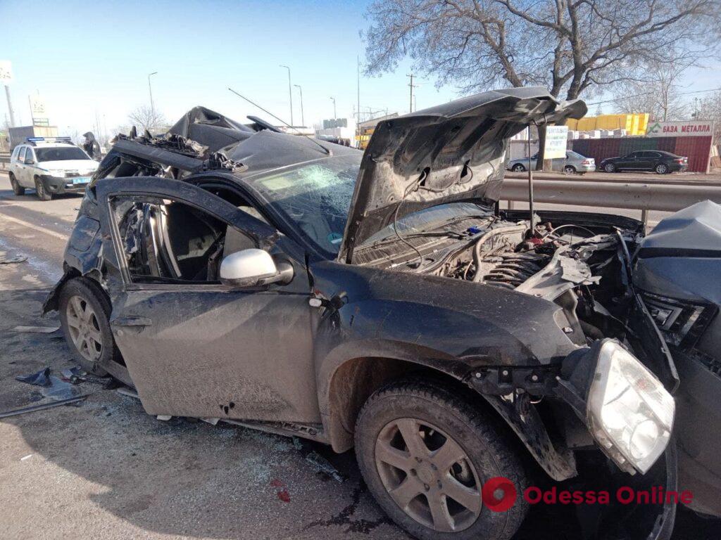 На въезде в Одессу произошло масштабное ДТП: трое пострадавших (фото, видео)