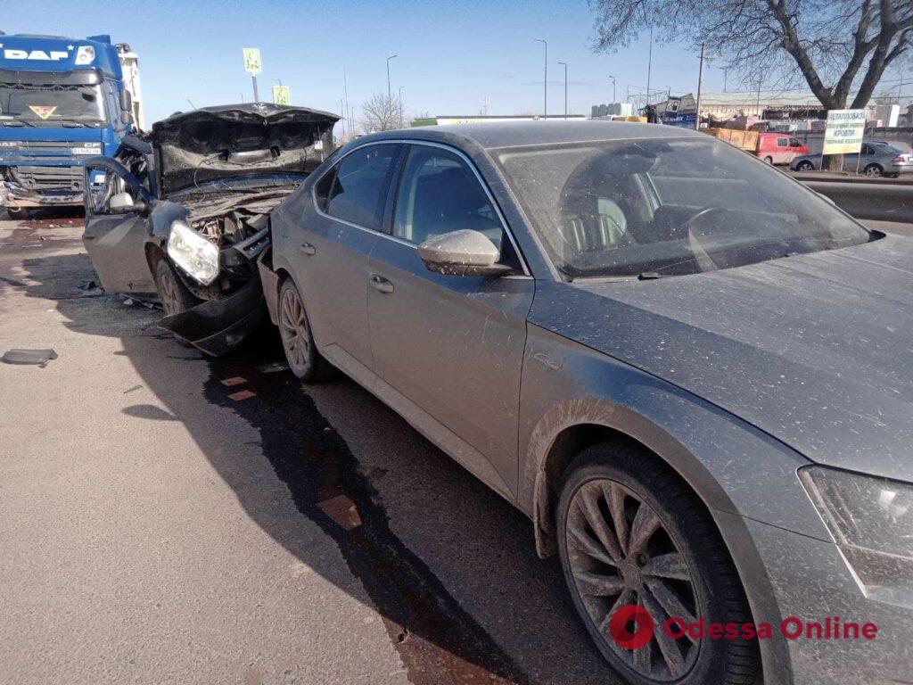 На въезде в Одессу произошло масштабное ДТП: трое пострадавших (фото, видео)