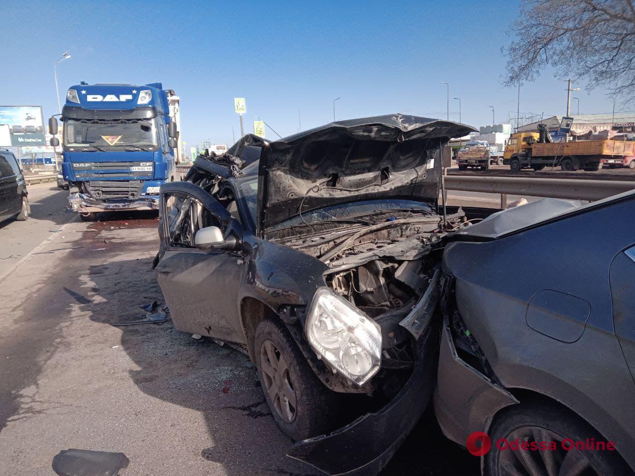 На въезде в Одессу произошло масштабное ДТП: трое пострадавших (фото, видео)