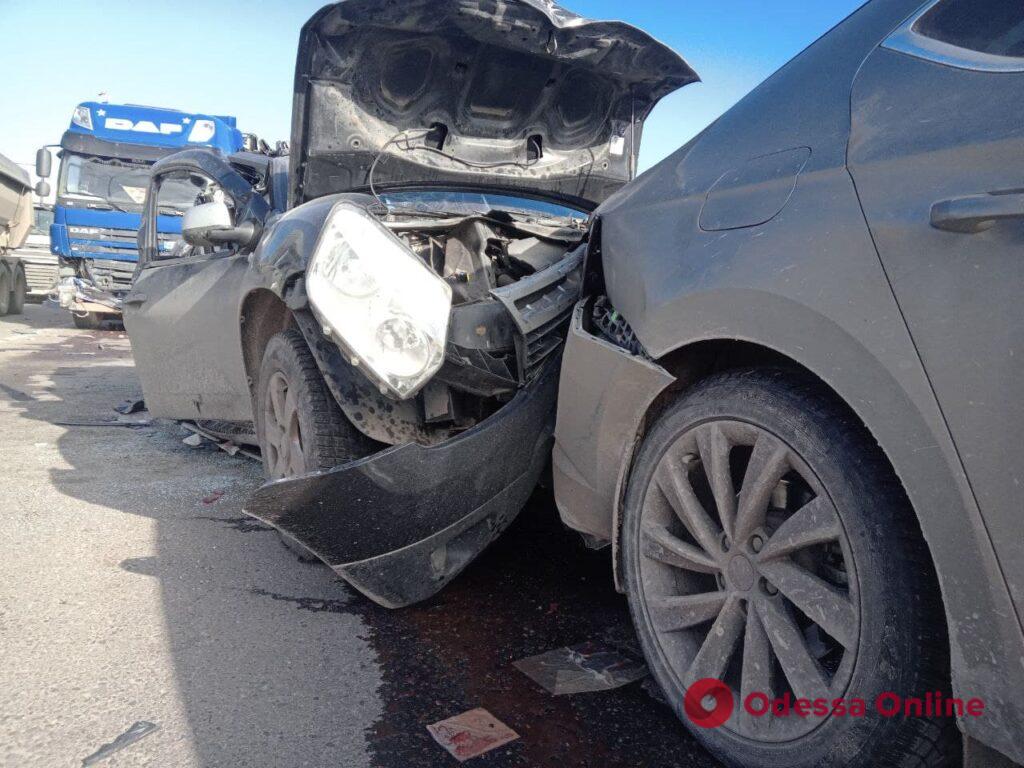 На въезде в Одессу произошло масштабное ДТП: трое пострадавших (фото, видео)