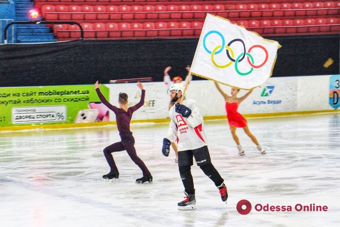 Во Дворце спорта торжественно подняли Олимпийский флаг