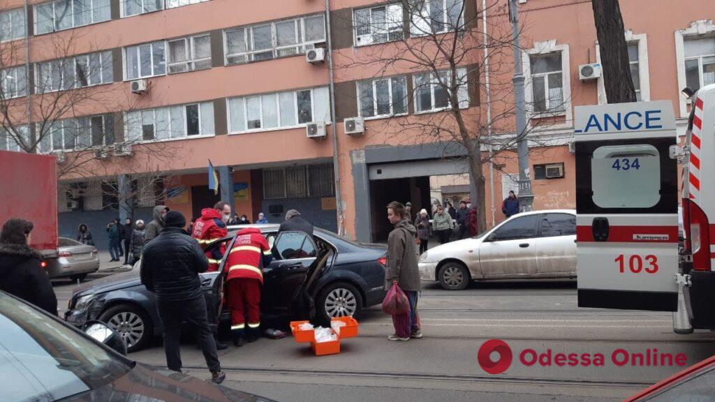 Стало плохо за рулем: в центре Одессы столкнулись две легковушки