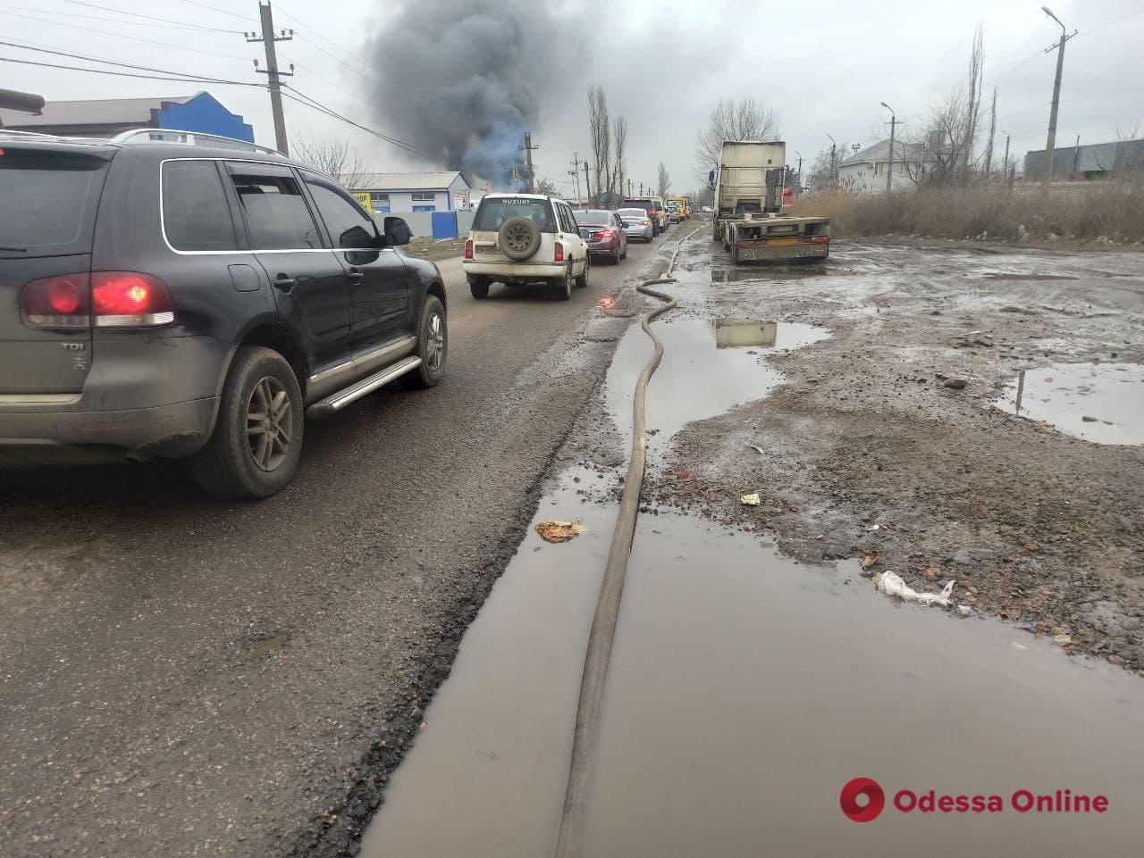 На Хуторской вспыхнул крупный пожар (фото, видео, обновляется)