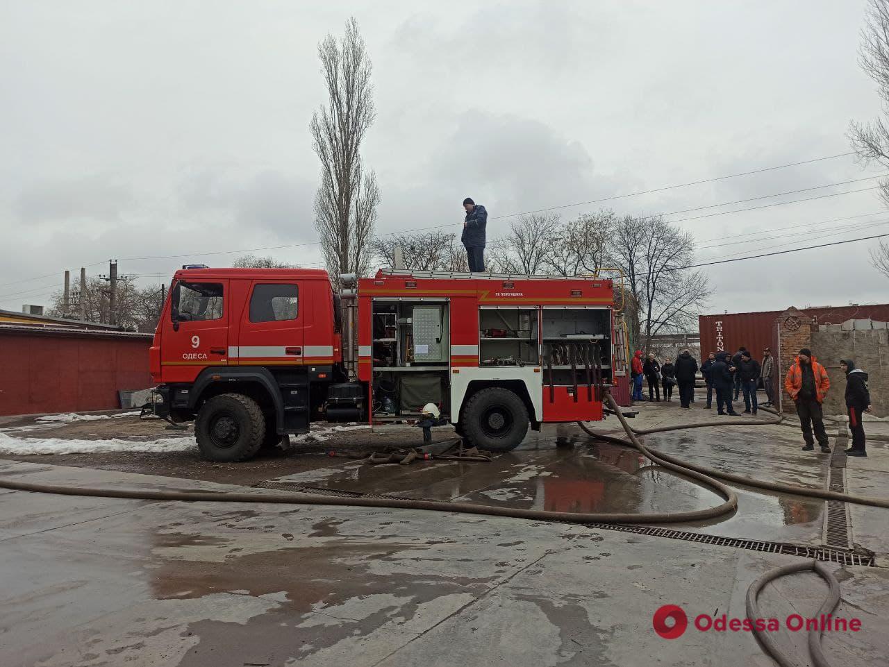 На Хуторской вспыхнул крупный пожар (фото, видео, обновляется)