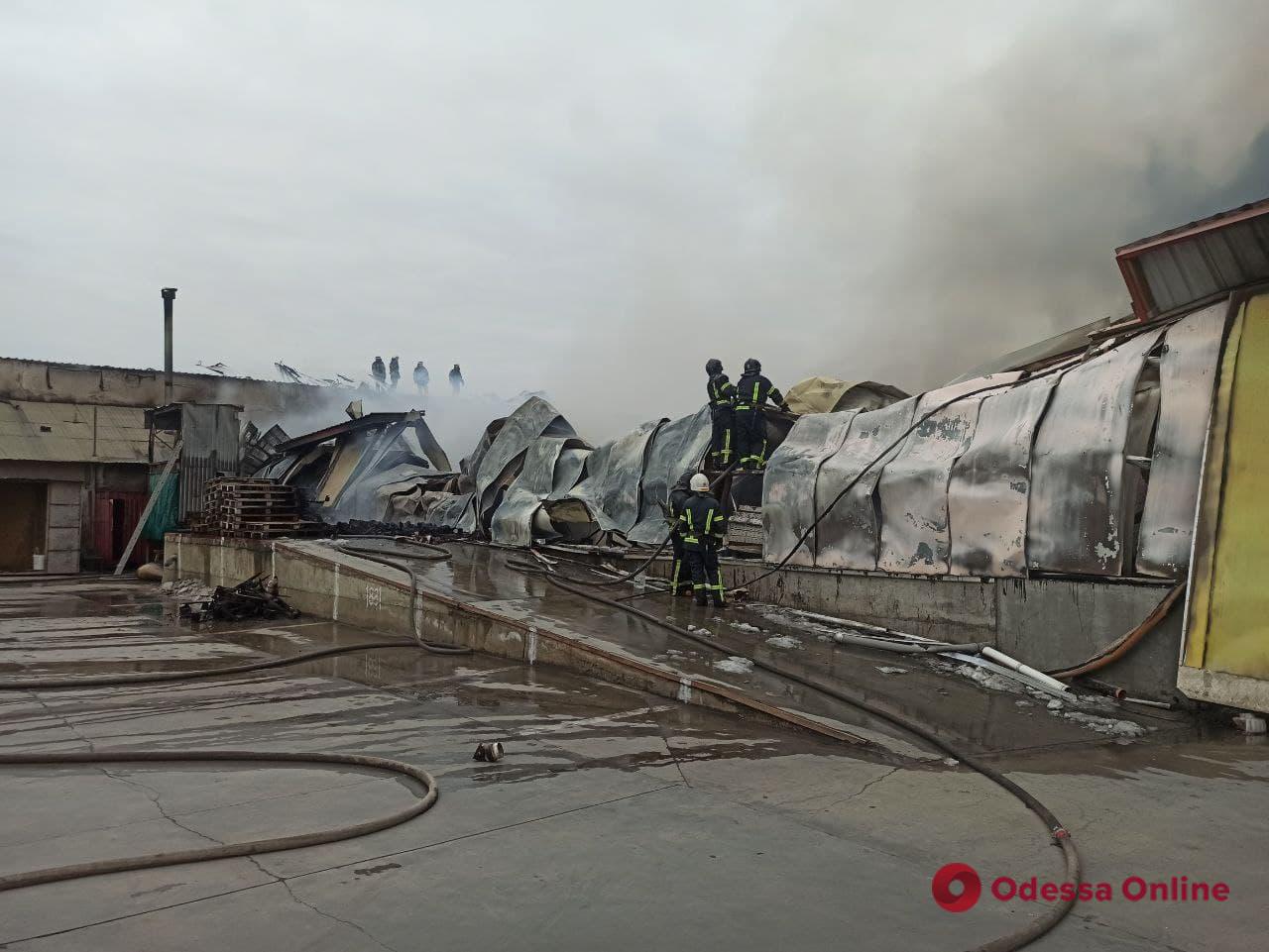 На Хуторской вспыхнул крупный пожар (фото, видео, обновляется)