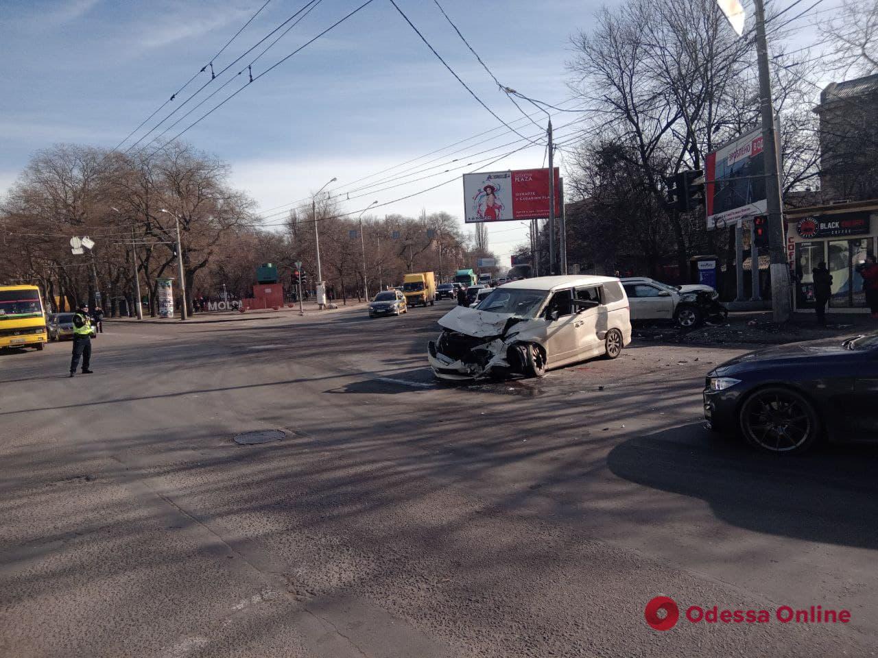 Jeep ехал на «красный»: полиция расследует обстоятельства ДТП на Молдаванке