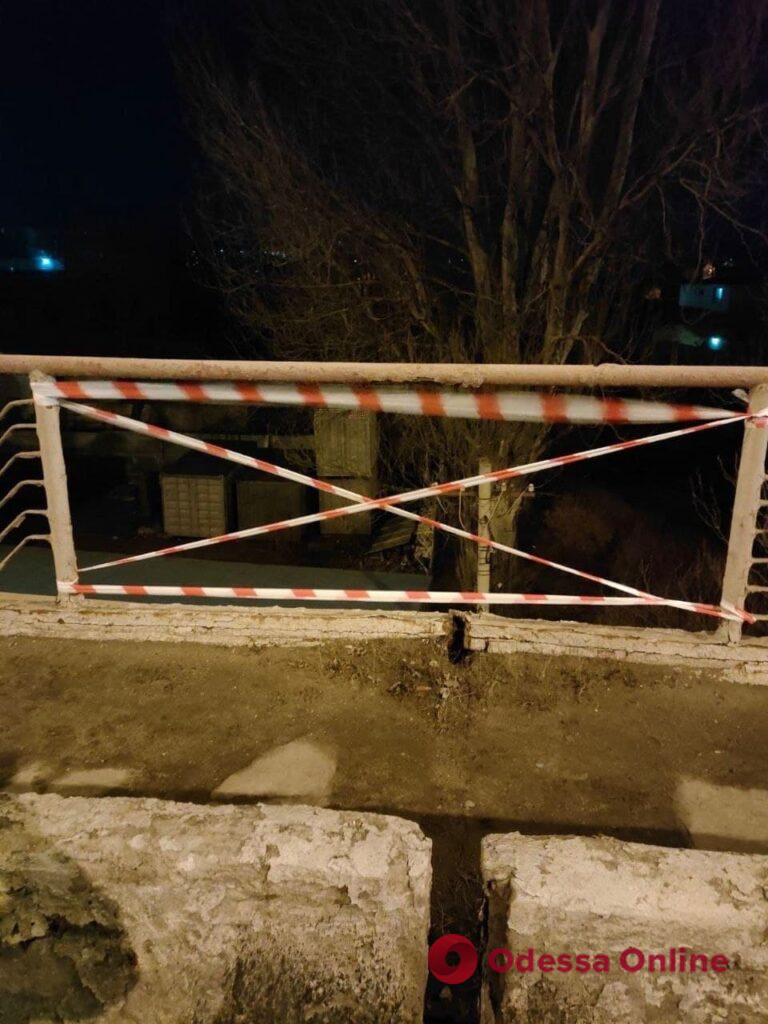В Одессе металлоломщики спилили перила на Ивановском мосту