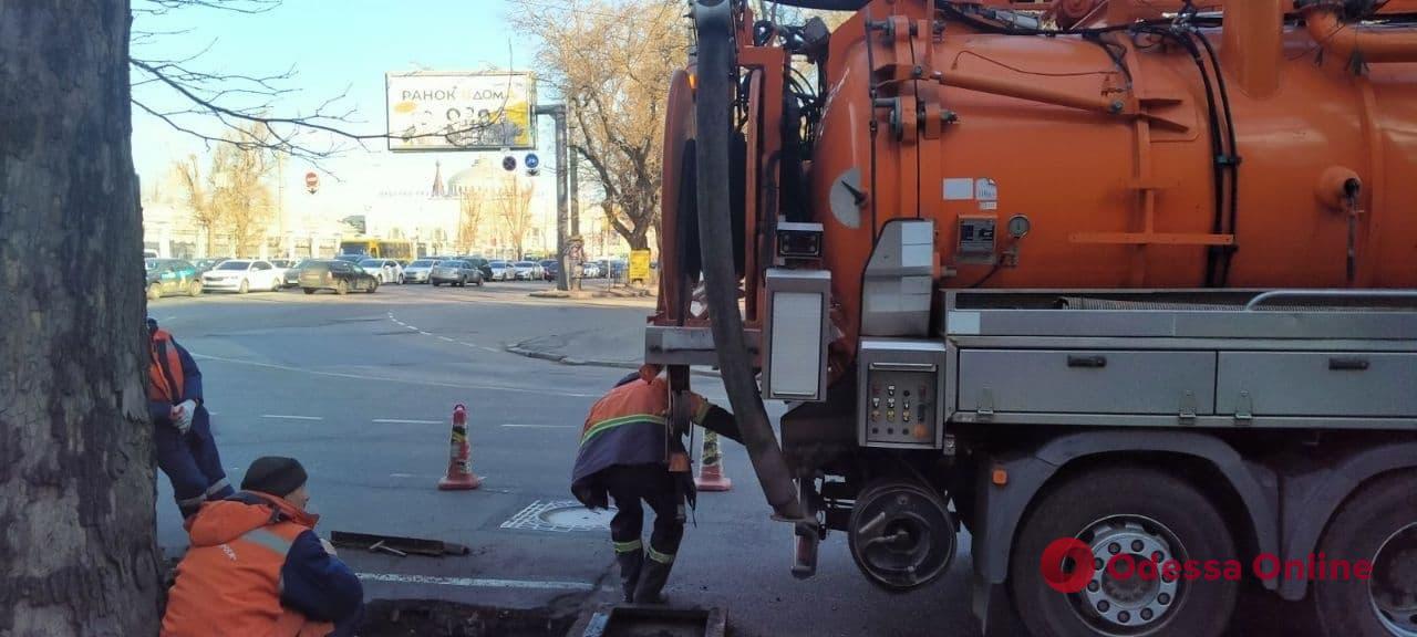 Планируйте маршрут: где в Одессе ремонтируют дороги и чистят дождеприемники