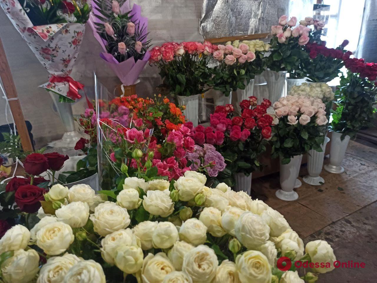 Розы, ирисы и тюльпаны: во сколько обходятся одесситам букеты ко Дню влюбленных