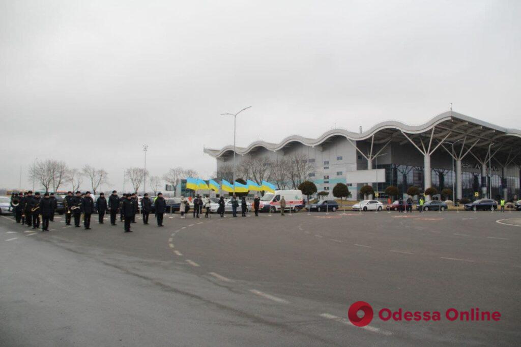 День единения: в Одесском аэропорту подняли флаг Украины